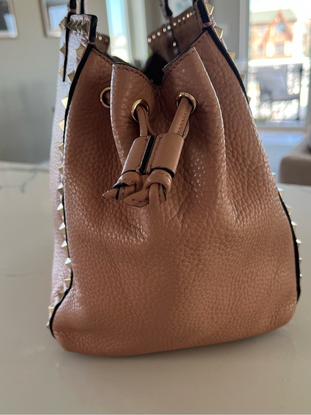 Valentino Garavani Rockstud Grainy Leather Drawstring Tote Dusty Rose / Camel - Picture 5 of 16